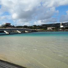 短い橋で本島とつながっています