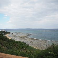 遠浅の珊瑚礁の海