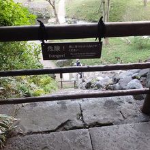 池から登るこの階段は通行止め。