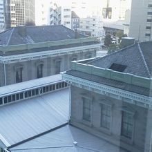 隣接するビルからの外観