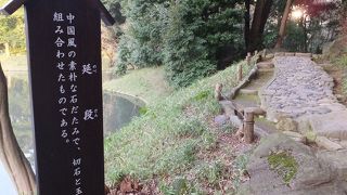 中国式の石の敷き方なのだそうです。