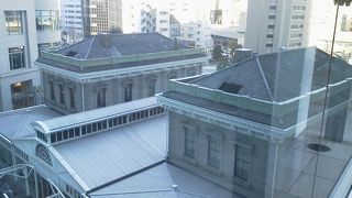 展示室の裏には、当時の線路が保存されており、今でも使えそうな佇まいでした。