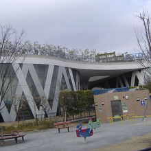 大田体育館は、この公園の目の前