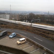 ２階のテラスから見る新幹線