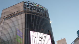 スクランブル交差点に面して立つ商業ビル。