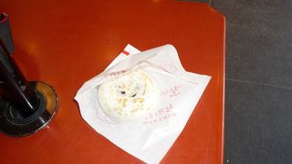 焼き立てを買ってその場で食べました