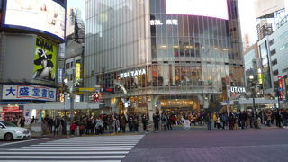 スクランブル交差点に面した旗艦店です。