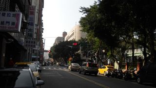 「ティーホアチエ」の近くを南北に通る道です