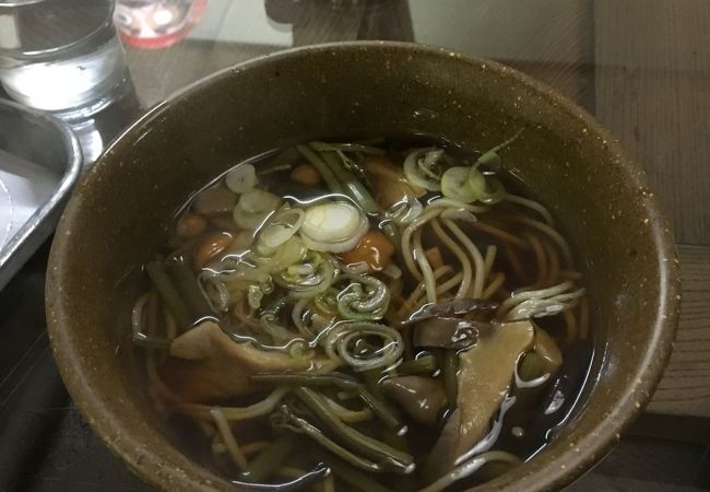 そばとうどんが食べられます。