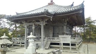 海に面した寺