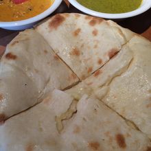 チーズナンとカレー