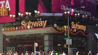 ギラギラしたサブウェイの駅
