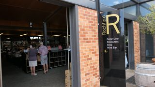 大型有名ワイナリーで結構混んでいます