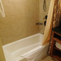 浅めのバスタブです。トイレとは別♪