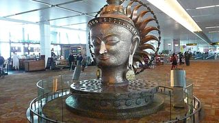 仏像の顔が展示されている空港