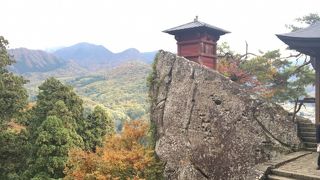 銀杏色づく立石寺