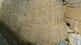 人通りが多い賑やかな門、かっては難攻不落の要塞