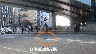 日本橋中央に埋められた「日本国道路元標」の上空には「道路元標地点」の標識が浮かんでいます。是非見てください。