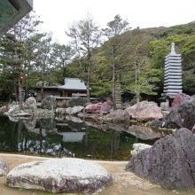 本堂前の池のまわりの岩
