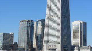 青空に映える「ランドマークタワー」