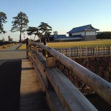 朝7時前の一の門