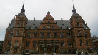 ヘルシンオア駅は煉瓦造りの趣のある建物で、隣にフェリー乗り場があります。