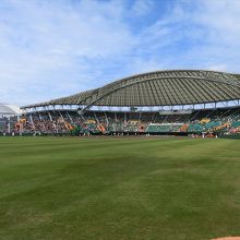 外野芝生席からの風景。試合も見やすい。