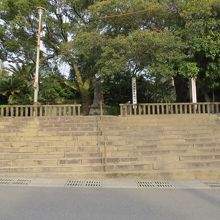 住宅に挟まれています