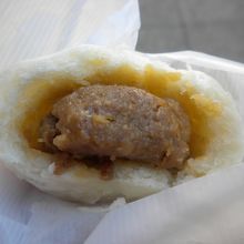 中には肉のあんがたっぷり。他にあんまんや胡麻団子もあります