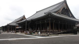 巨大な木造のお寺です