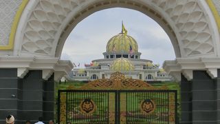 黄金のドームが美しい