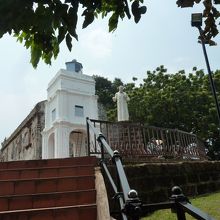 セントポール教会前に建っています