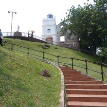 急な階段の上に建っています