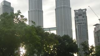 ツアーでわざわざツインタワーを一望できるスポットに行った