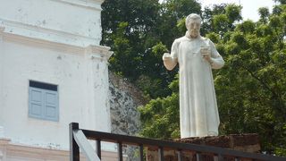 セントポール教会前に建っています