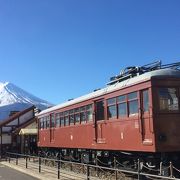 電車と富士山の両方を見ることが出来ます。駅構内の駐車場は入庫最初の30分は無料です。