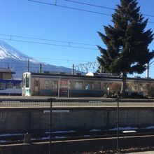 ホームから眺める富士山。車両は富士急行線車両とJR車両。