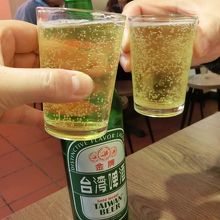 台湾ビールは薄くて物足りないお味。（大瓶80元）