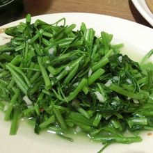  炒空心菜（100元）ニンニク風味はいいが炒め過ぎで味が無い