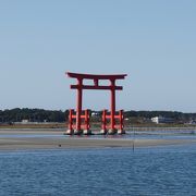 宮島とよく似た形をした真っ赤な鳥居