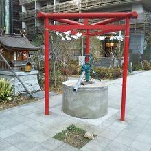 弁財天様近かいところに井戸水。