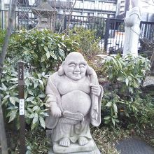 この布袋様がいる場所に此花さくや姫もまつっている富士山あり。