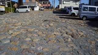 なだらかな傾斜には大きな石が敷きつめられていて