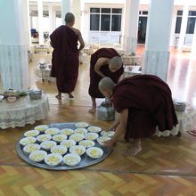 僧侶たちの食事の準備風景