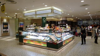 高級なフルーツを使った洋菓子など。