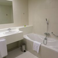 真っ白で清潔感あるバスルーム