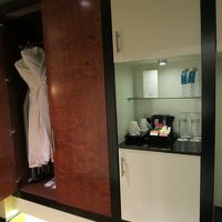 コーヒーセット、ミネラルウォーター、バスローブなど揃ってる