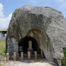 穴は道路とは反対側に。