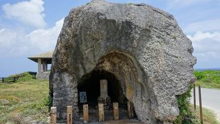 灯台まで歩いて行く途中にある岩