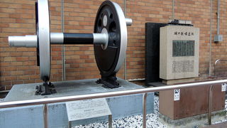 機関車の車輪と共に歌の一節が記念碑に